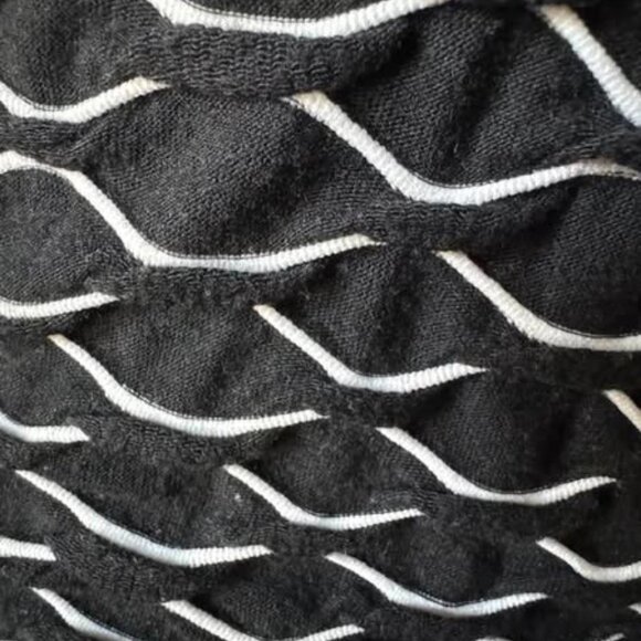 BLACK/WHITE STRETCHY TOP - Picture 3 of 4